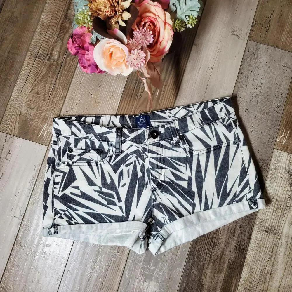 Authentic Icon Black and White Geometric Pattern Women's Denim Shorts Size 29